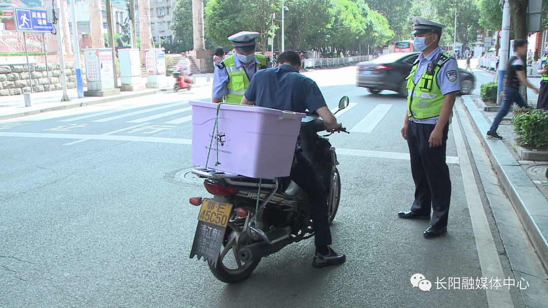 摩托车闯禁行屡禁不止?长阳城区四冲街路段交警来查处