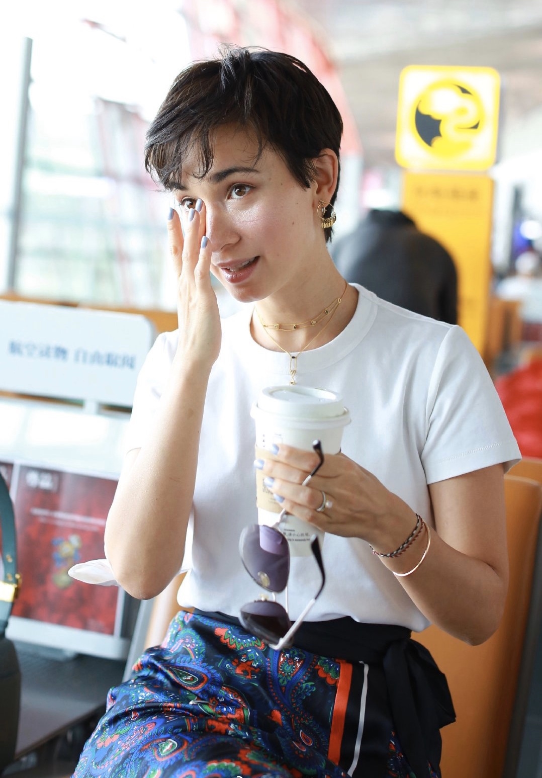 韩庚妻子卢靖姗现身机场,穿纯白短袖配印花裙,短发也不失女人味