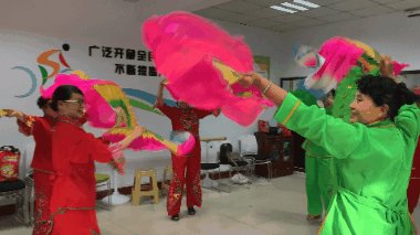 阿姨们排练扇子舞,娱乐又健身 二 服务供给更加丰富