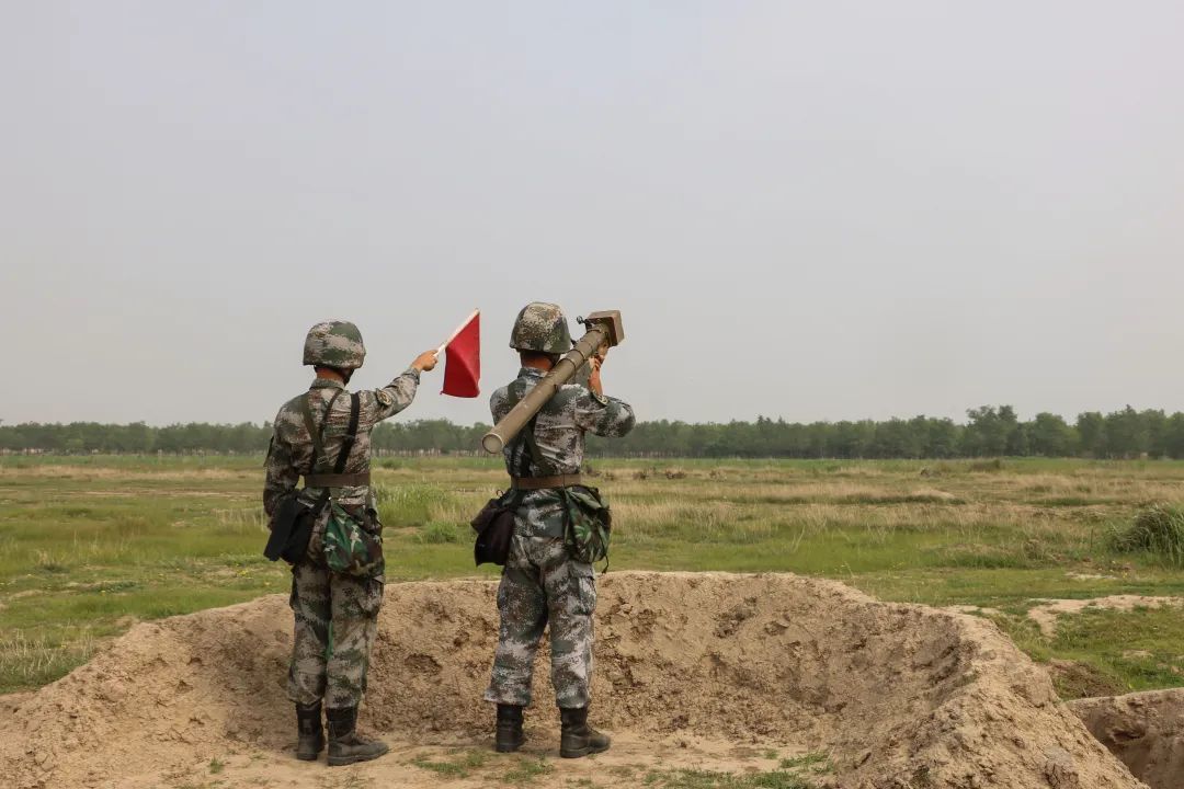 进一步锤炼部队实战能力 下面 让我们跟随镜头一起感受 某防空导弹