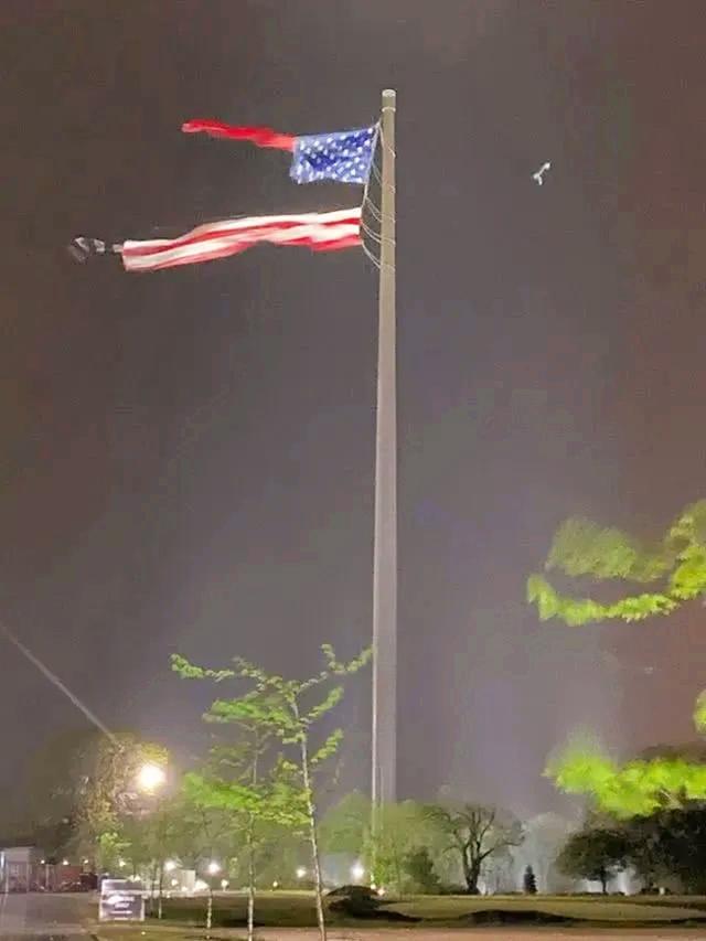 美国最大的国旗竟然被雷劈成两半,这是说明了什么呢?