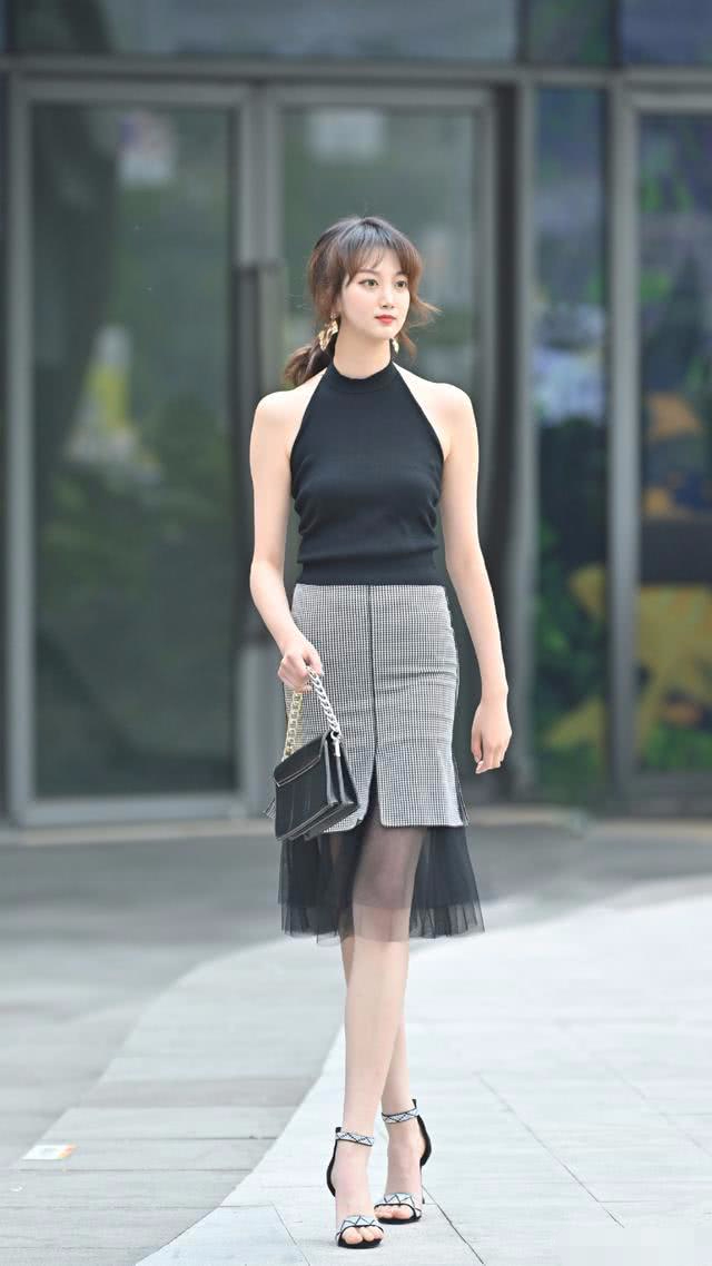 夏天穿连衣裙,时尚的美女搭配高跟鞋,挺拔舒展的感觉真好