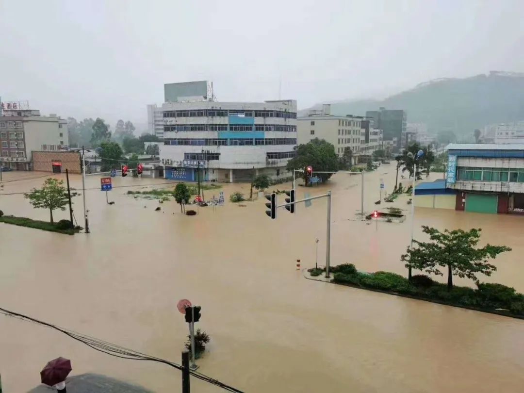 翁源县发布暴雨红色预警信息,全县中小学校,幼儿园停课