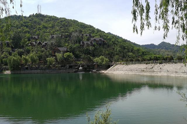 潭溪山位于淄博市淄川区太河镇石沟村北,山清水秀,风景宜人,古树盘桓