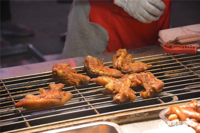 铁板鸭肠,炒酸奶,酸梅汤,烤面筋,香爆鱿鱼,武大郎烧饼,哈尔滨烤冷面