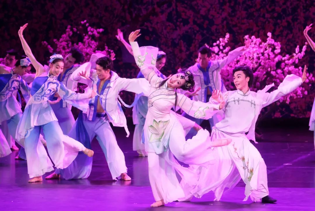 6月8日,宁波市演艺集团旗下的天然舞台,以舞剧《十里红妆·女儿梦》