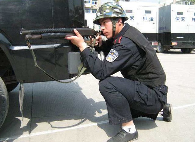 运钞车押运员手里的枪,是真的还是假的?说了你可能不信