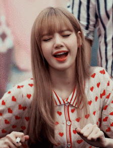 lisa被水泼湿,"铁刘海"终于垮了,这样的颜值真实存在