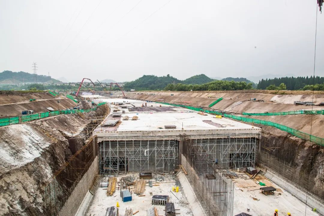 青山湖湖底隧道一期主体结构提前封顶