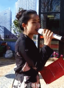 搞笑gif段子:这个拖鞋还是很时尚的,应该不冷吧