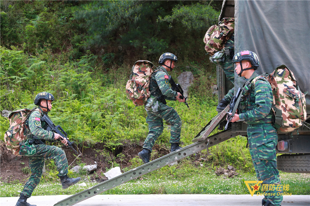 武警特战队员多课目野外驻训,锤炼快速反应能力!