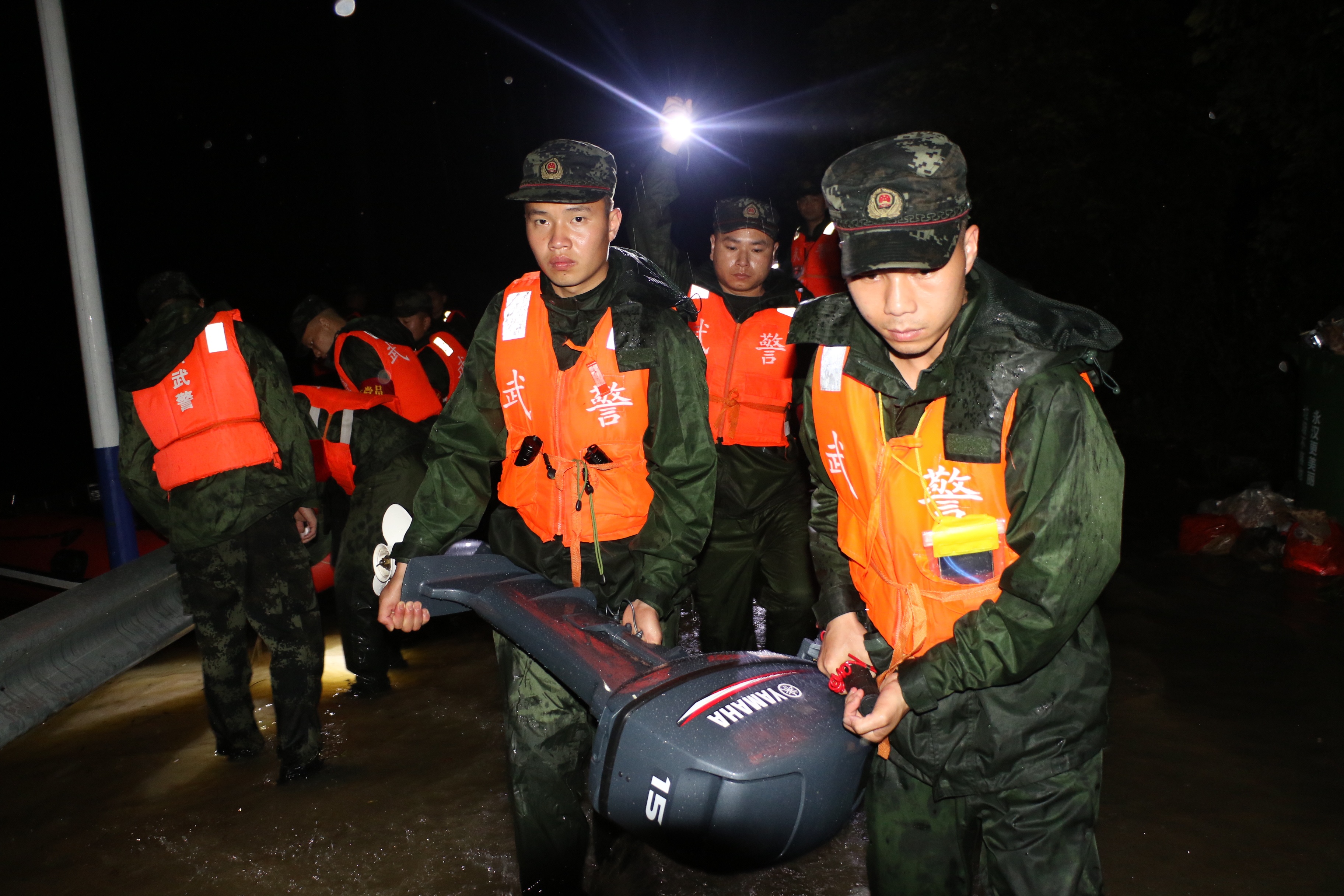 惠州武警官兵闻"汛"而动,驰援抗洪一线