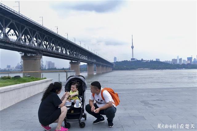 武昌汉阳门,是人们观江景的好去处,不仅不少来汉的外来人,就是本地人