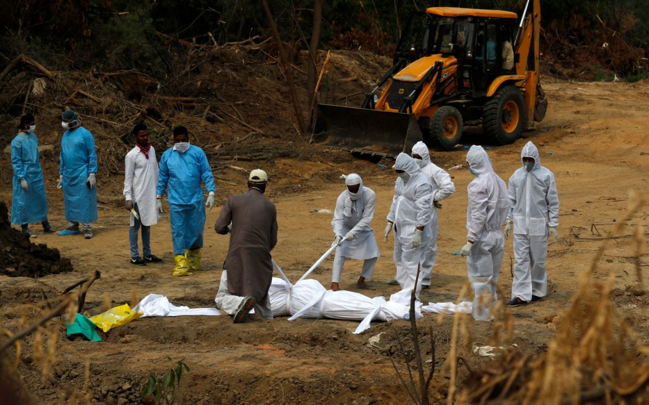 印度德里火葬场超载,新冠死者被露天架起柴火焚化