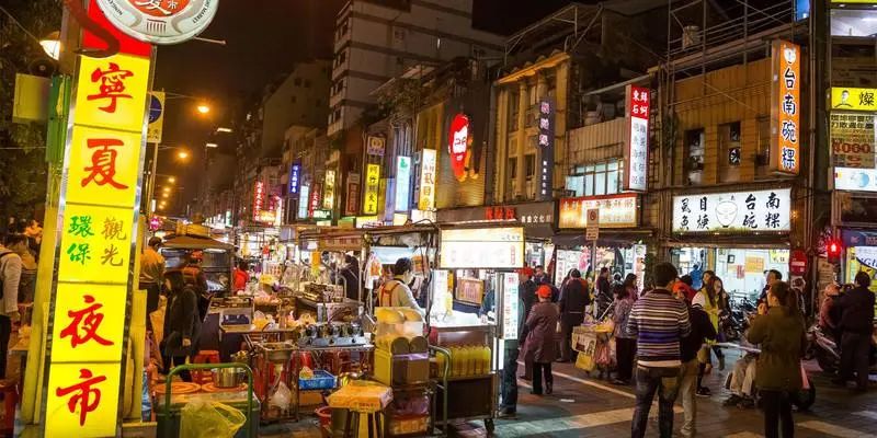 街头嘈杂的吆喝 流连于飘香的美味小吃 辗转于一个个杂货店 有夜市的