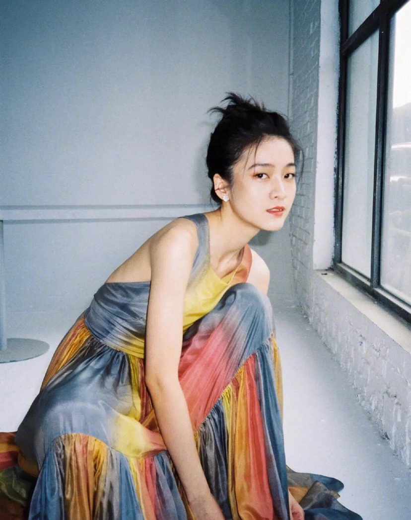 漂亮女明星张雪迎花色长裙写真美图