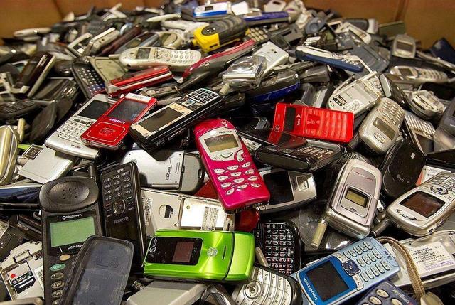 在农村,经常有人回收"旧手机",5元一部,收去做啥?答案