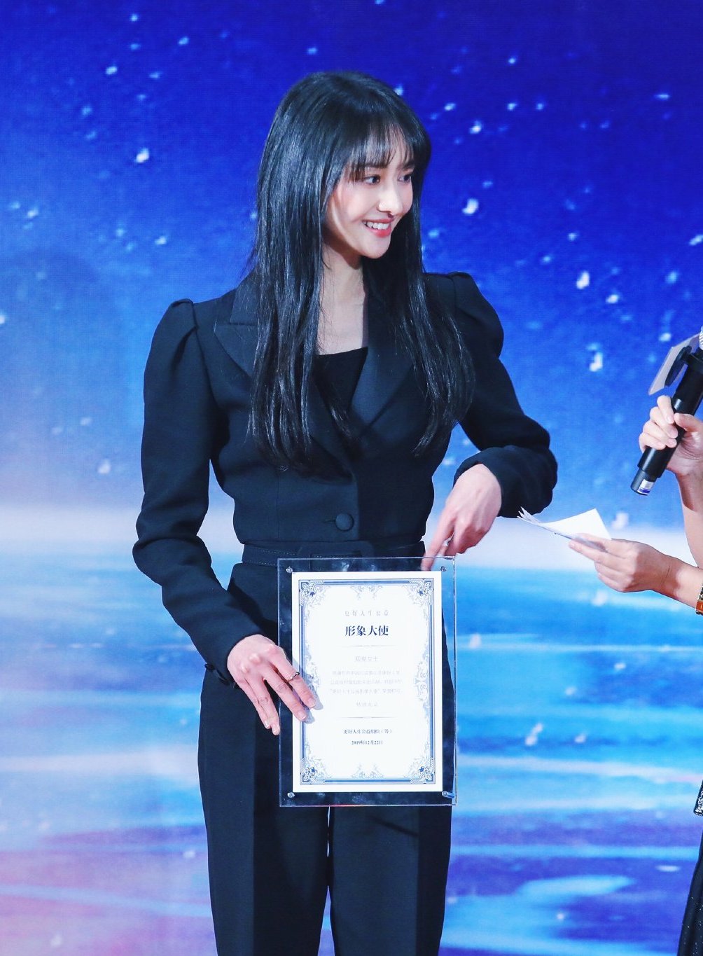 28岁郑爽终于改变风格,连换5套西装造型,美少女也有御姐范!
