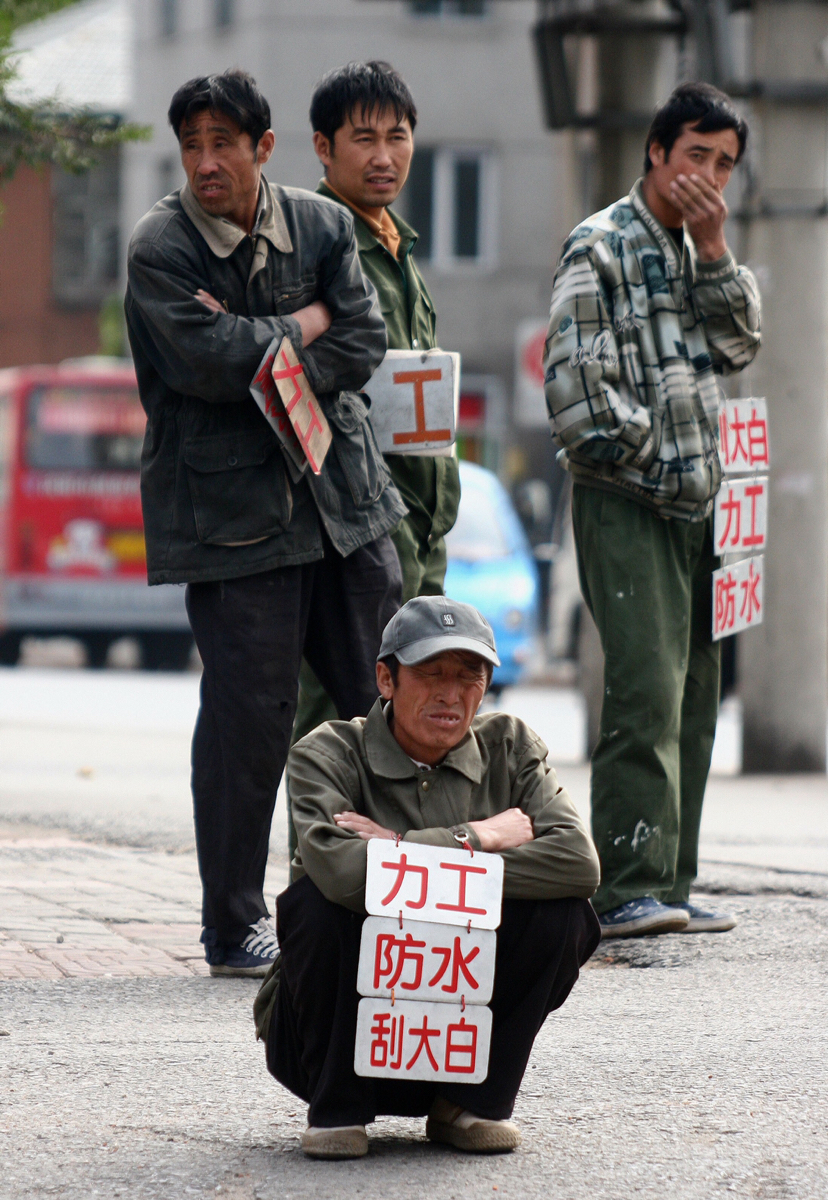 地摊儿经济火了,农民工是该继续去外地打工还是学别人
