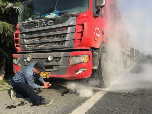 货车爆胎