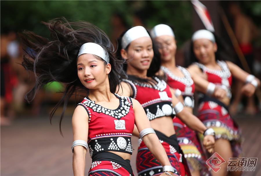 在西盟县勐梭龙潭公园内佤族姑娘表演的舞蹈《甩发舞》