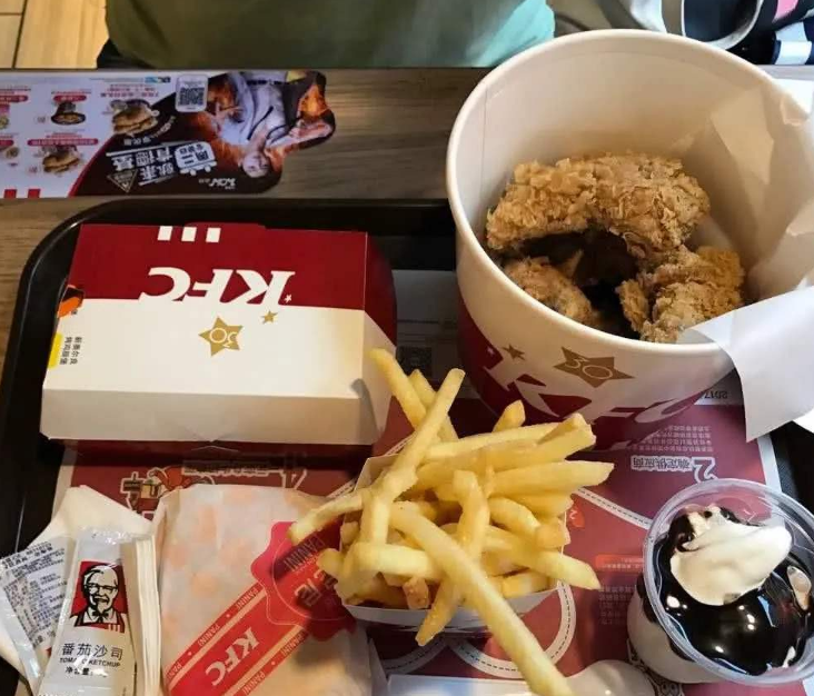 肯德基餐盘上放的那张纸,并非是用来挤番茄酱的,用错容易被店员笑话