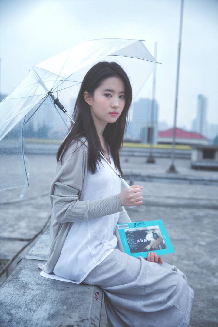 清纯唯美漂亮女明星刘亦菲户外写真美图