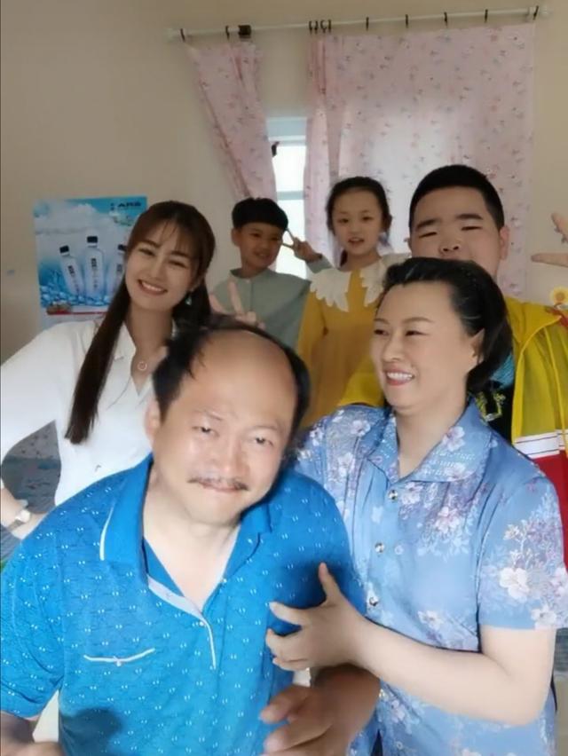 《乡村爱情》剧组罕见同框,童星谢腾飞憨厚可爱,身高直逼王小蒙