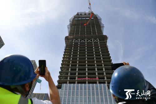 乌鲁木齐市宝能城项目一商业办公楼主体封顶图片