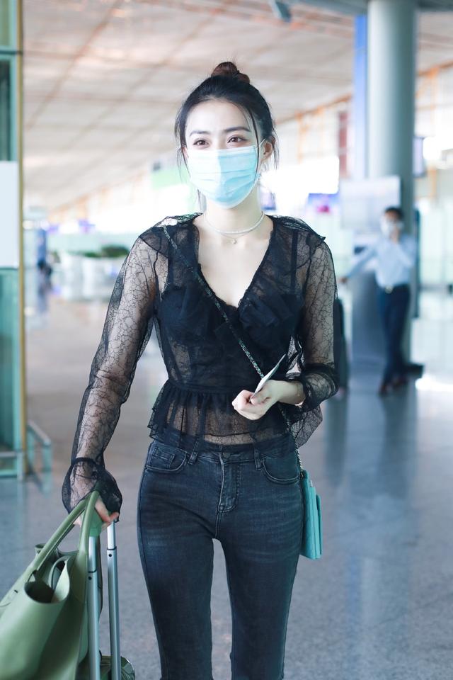 徐璐穿衣变大胆!透视装内搭巴掌大吊带,小腿撑得靴子系不上鞋带