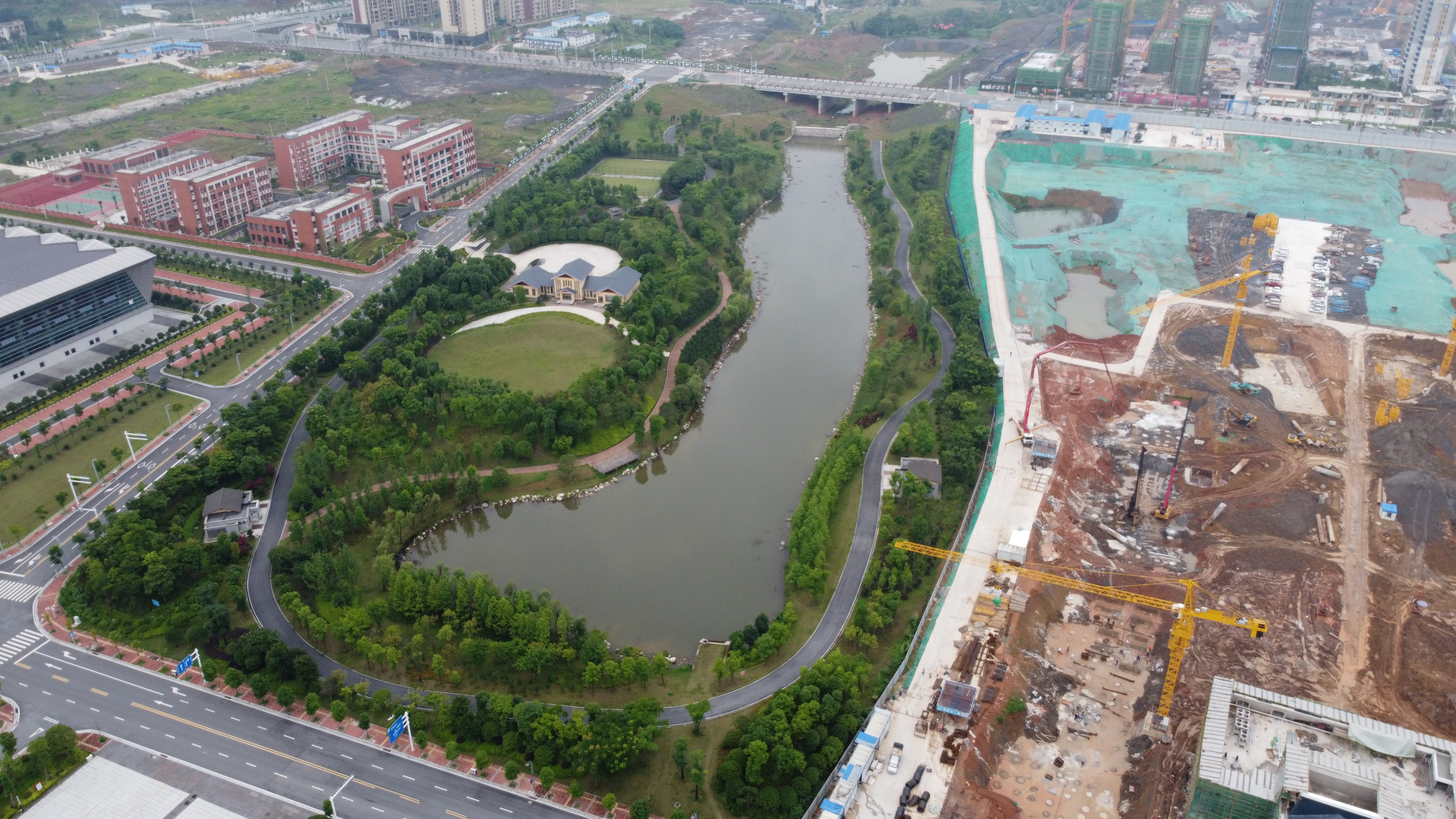 邵阳市体育中心位于邵阳市桃花新城中心区,包括1场3馆