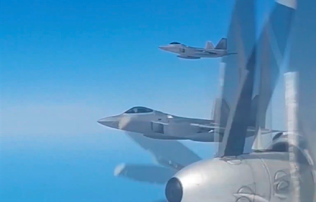 俄战略轰炸机飞向美国,f-22紧急出动拦截!双方在空中极度接近!