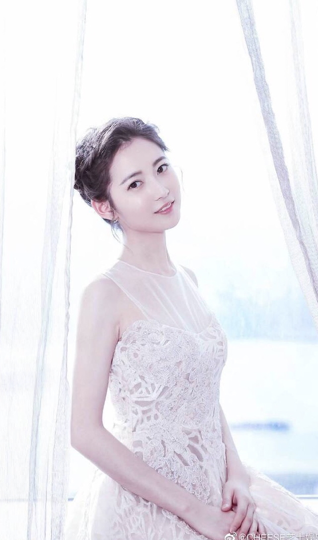 气质型女明星陈钰琪婚纱照漂亮写真