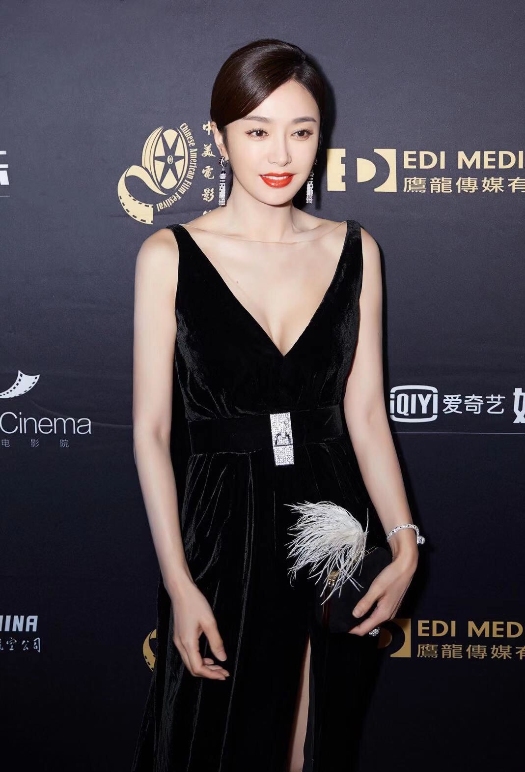 41岁秦岚美出新高度!"葫芦身材"让人惊艳,纤细双腿让人着迷