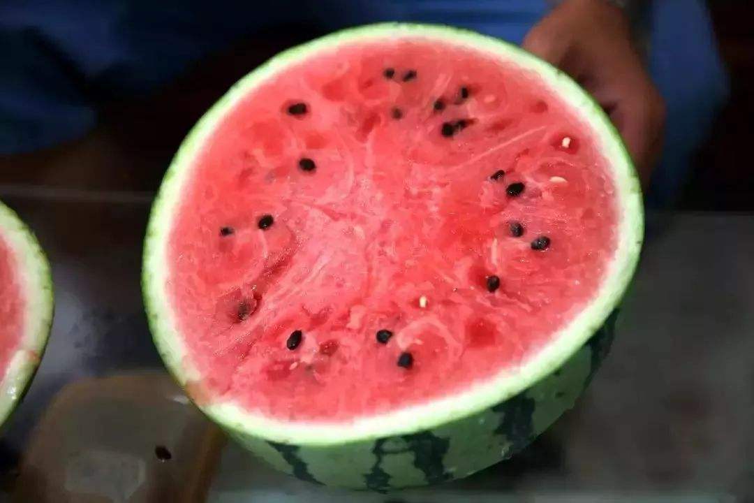 水果摊老板总爱把西瓜切两半卖,究竟是为何?原来很有说法!