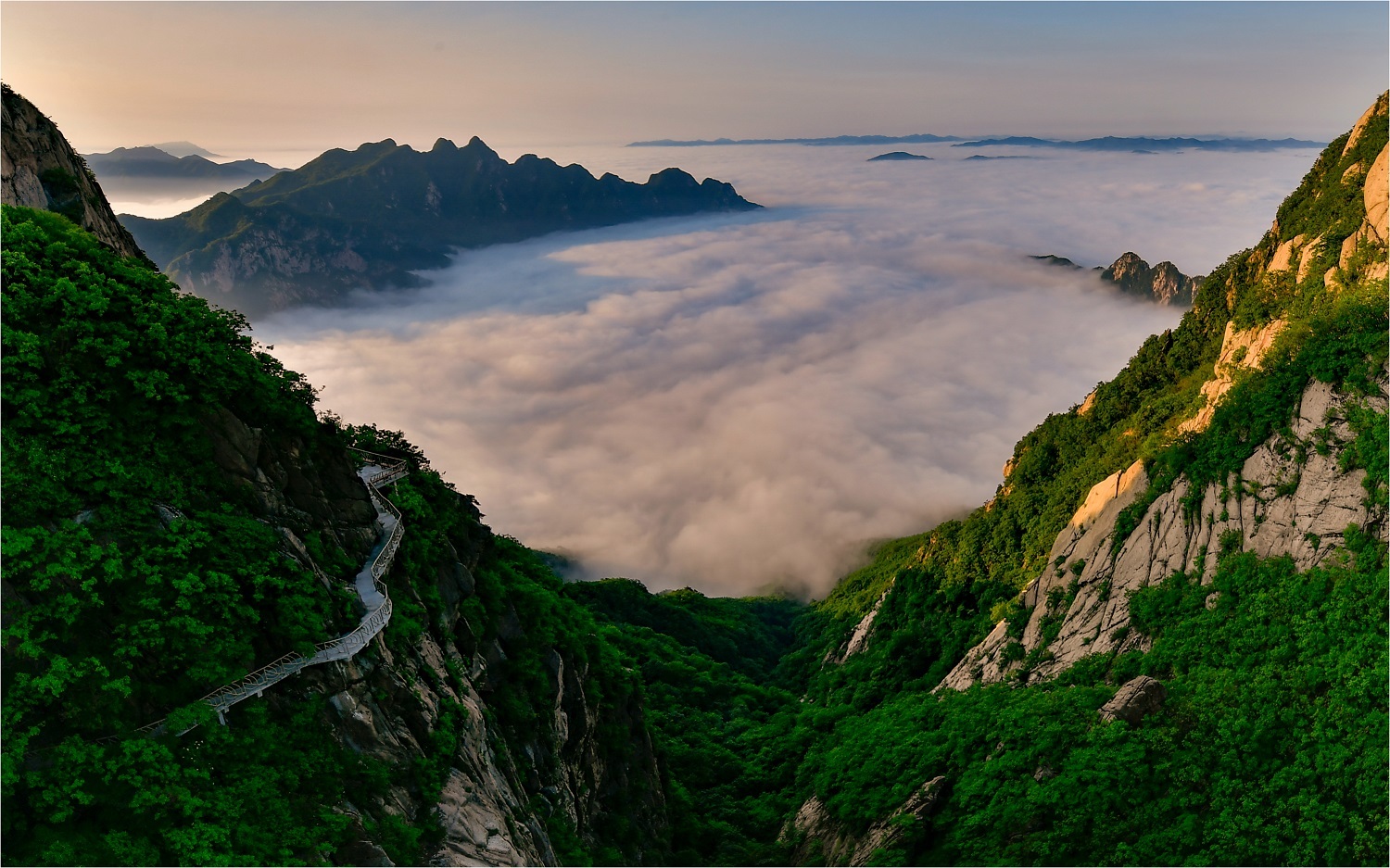 辽宁丹东凤凰山:朝霞灿成绮 青山偎云海