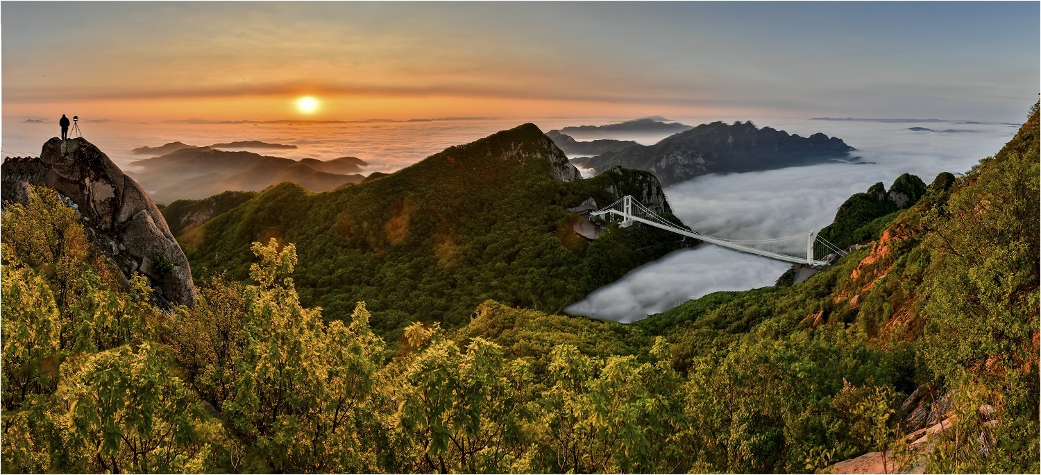 辽宁丹东凤凰山:朝霞灿成绮 青山偎云海