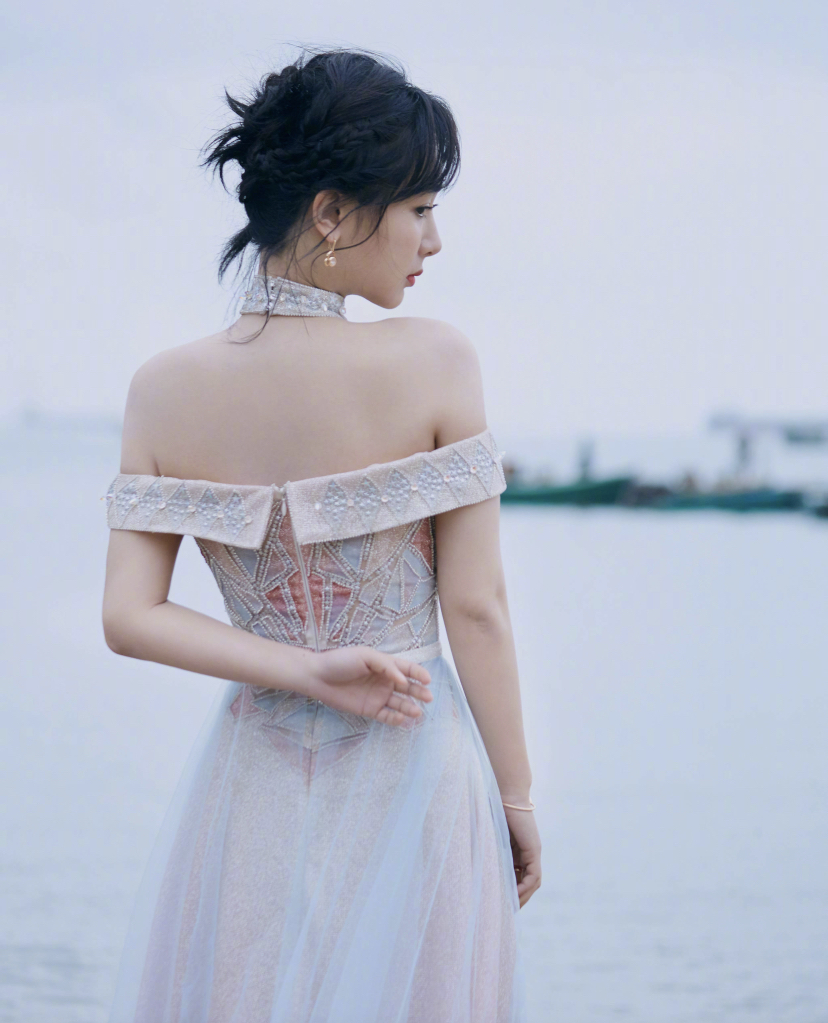 有一种"整容"叫杨紫瘦了,本以为很普通,换上露背装却瘦到心酸