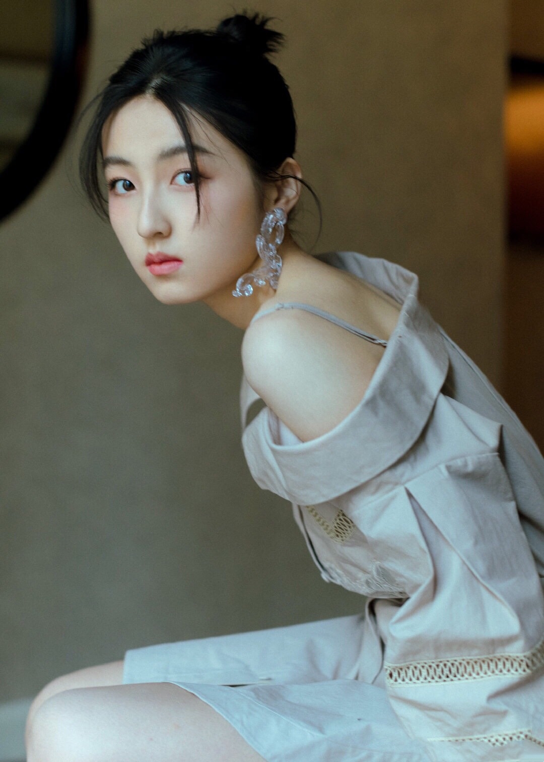 00后小花旦张子枫,是怎么慢慢变时髦的,这两处改变很明显