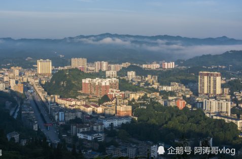 湖北恩施土家族苗族自治州 有一小县 人口38万gdp仅超