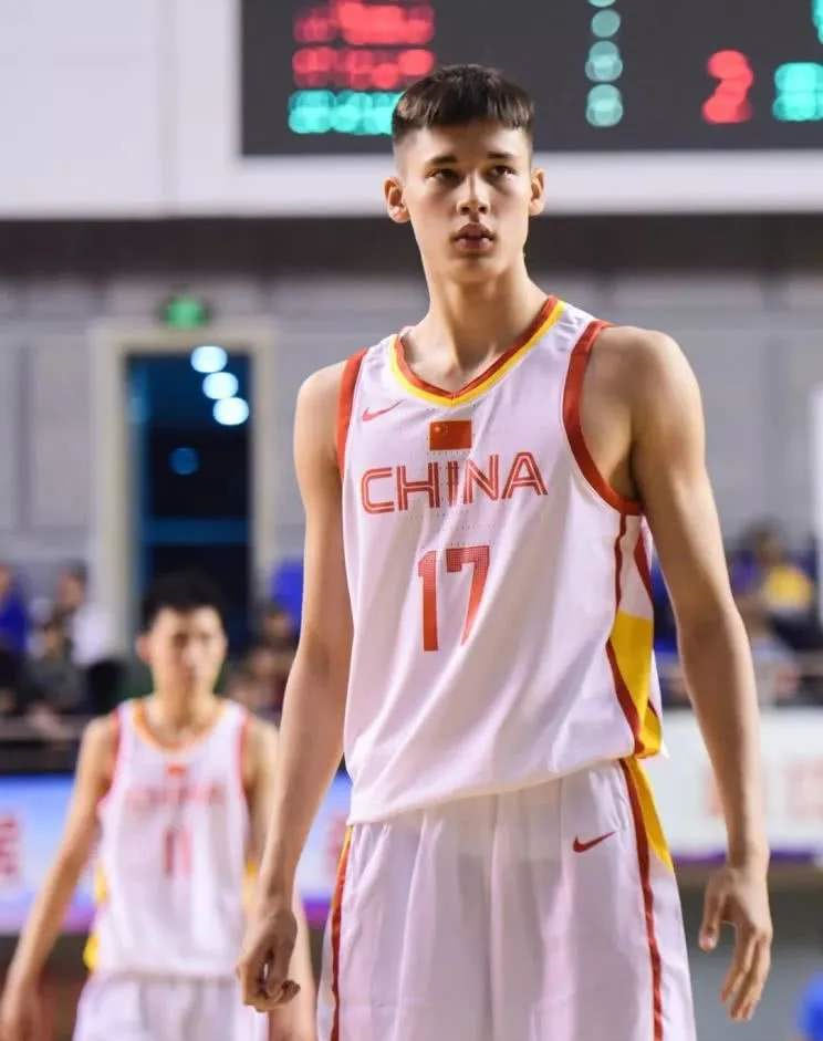 他将是未来中国男篮最帅的球员!中俄混血跳级入国青,曾穿裆麦迪爆红