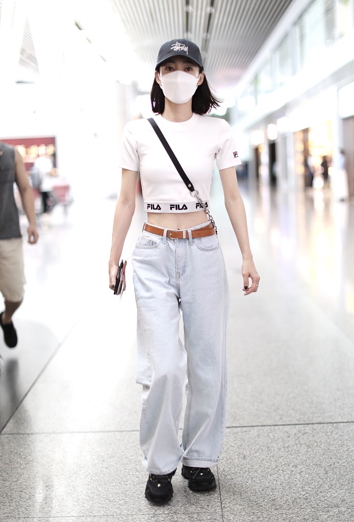 王丽坤街拍:fila露脐t水洗牛仔裤stussy棒球帽潮味满满