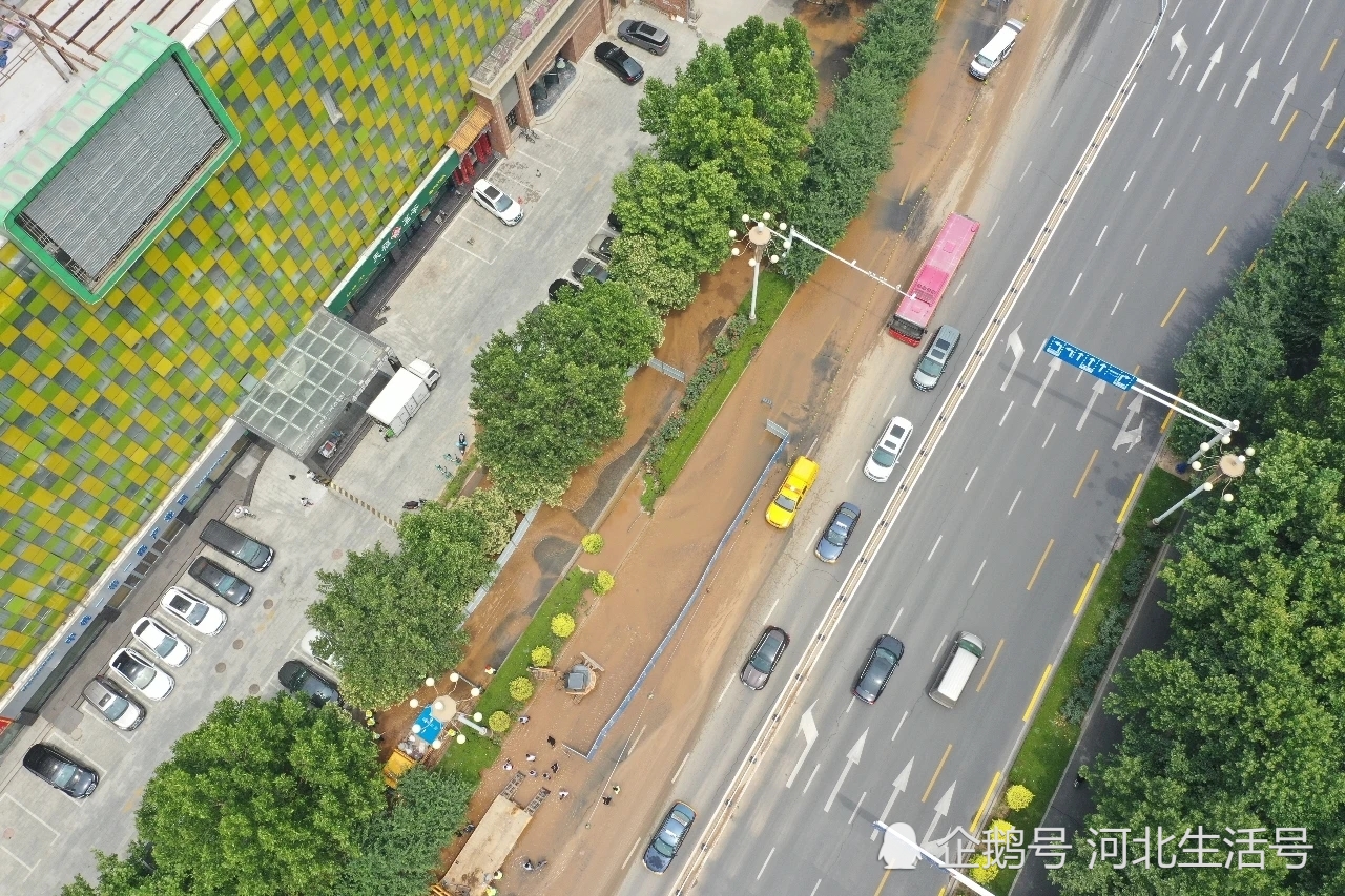 石家庄裕华路建华大街水管主管爆裂!正在抢修!