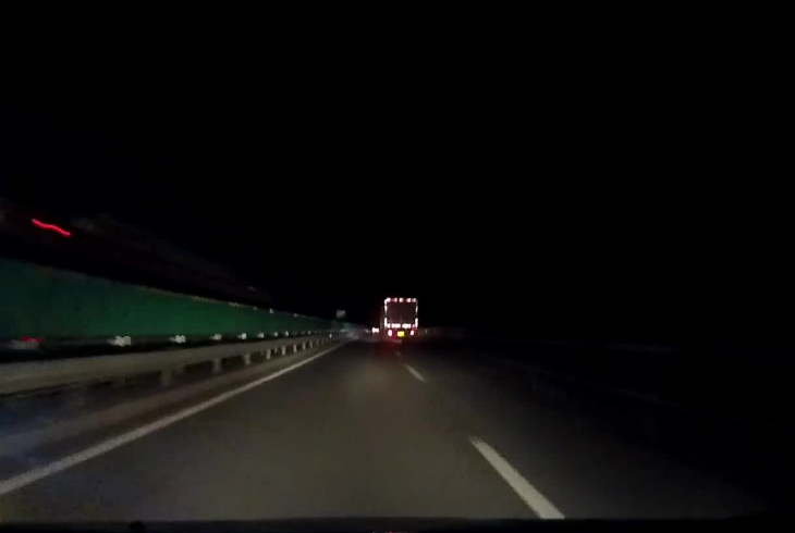 夜间在高速公路行驶,能否开着远光灯?老司机:不懂的把