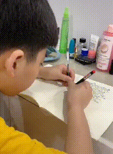 熊孩子被老师罚抄50遍数学公式,双手写字惊呆妈妈