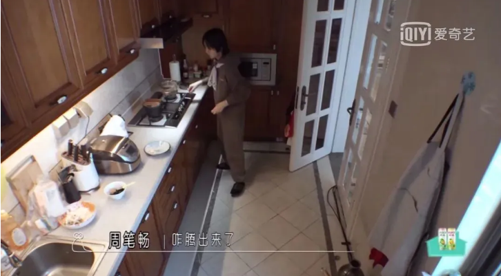 周笔畅北漂15年独居生活曝光,比起住豪宅的明星,我更爱她的生活