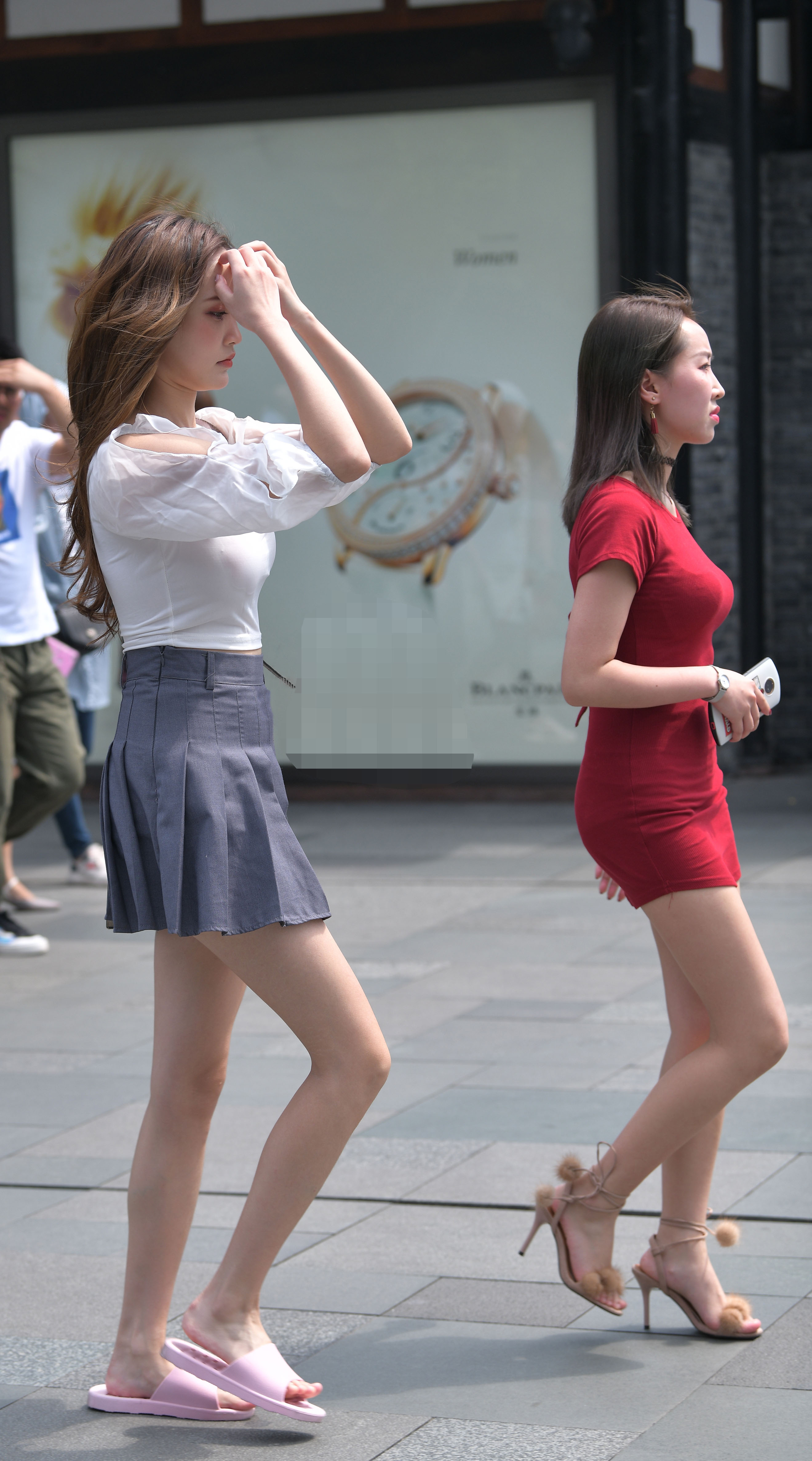 路人街拍:忧愁脸小姐姐现身街头,穿