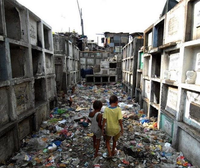 菲律宾贫民窟的生活:饿了就吃"垃圾残渣",越穷越生是常态
