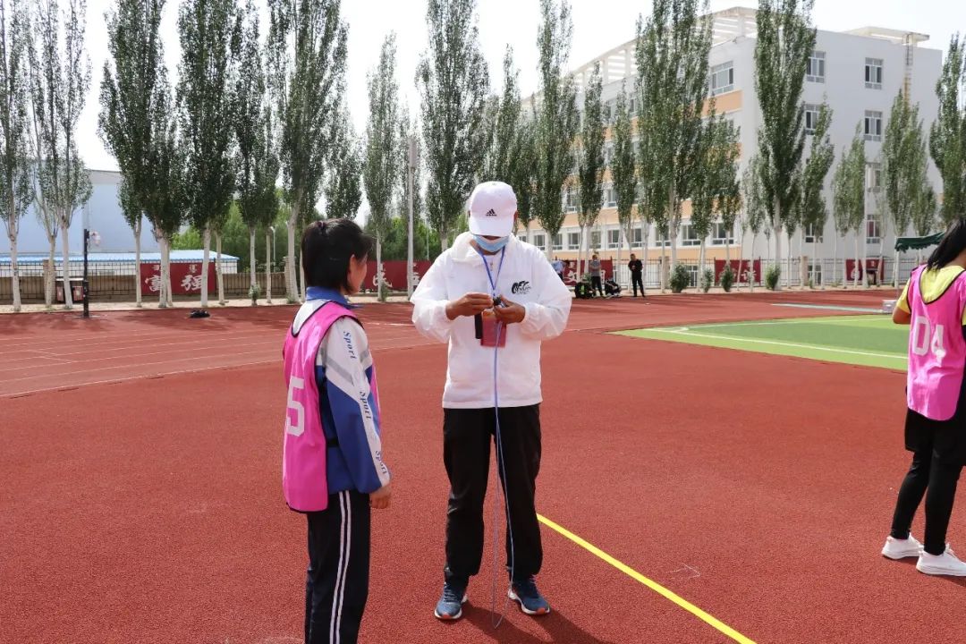 监考教师为学生调整跳绳