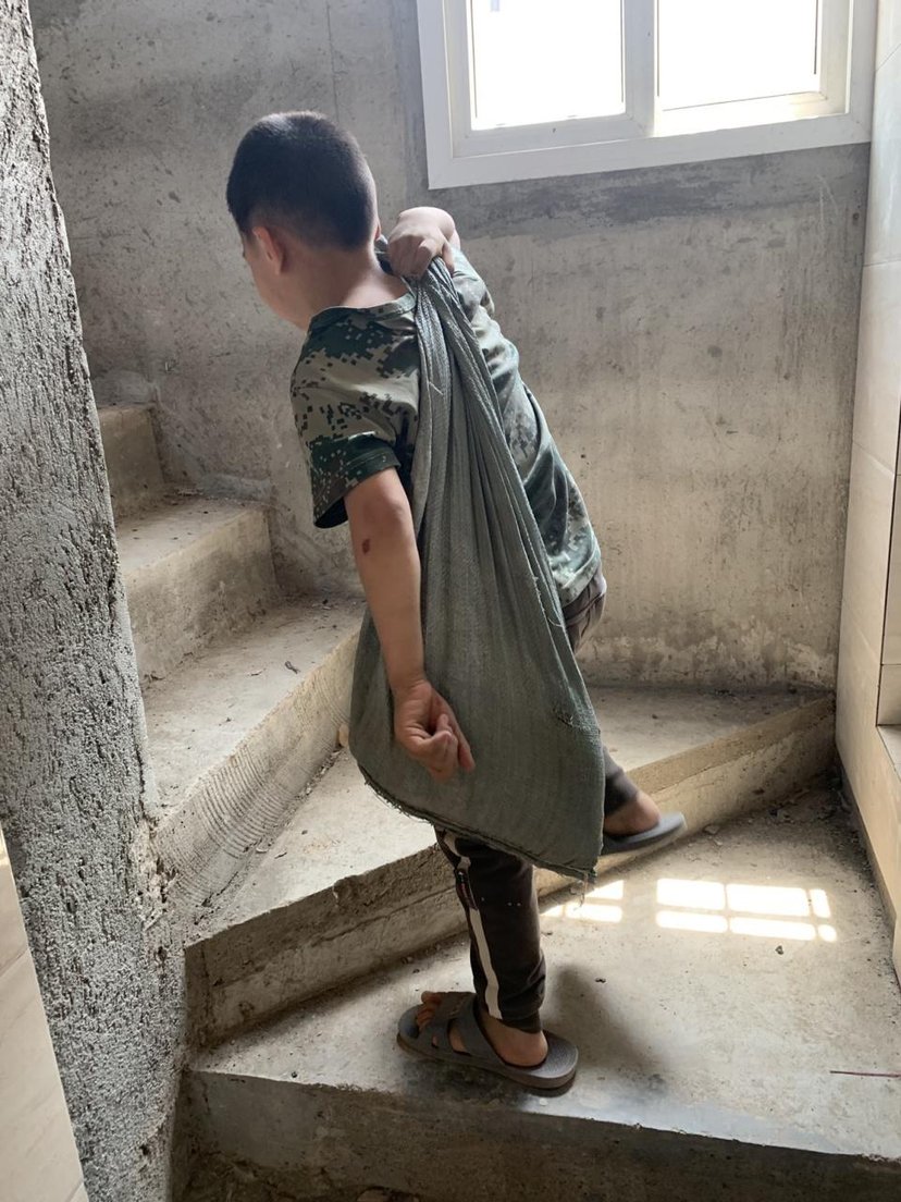 实拍农村小孩生活:默默接过父辈衣钵,恐沦为下一代农民工